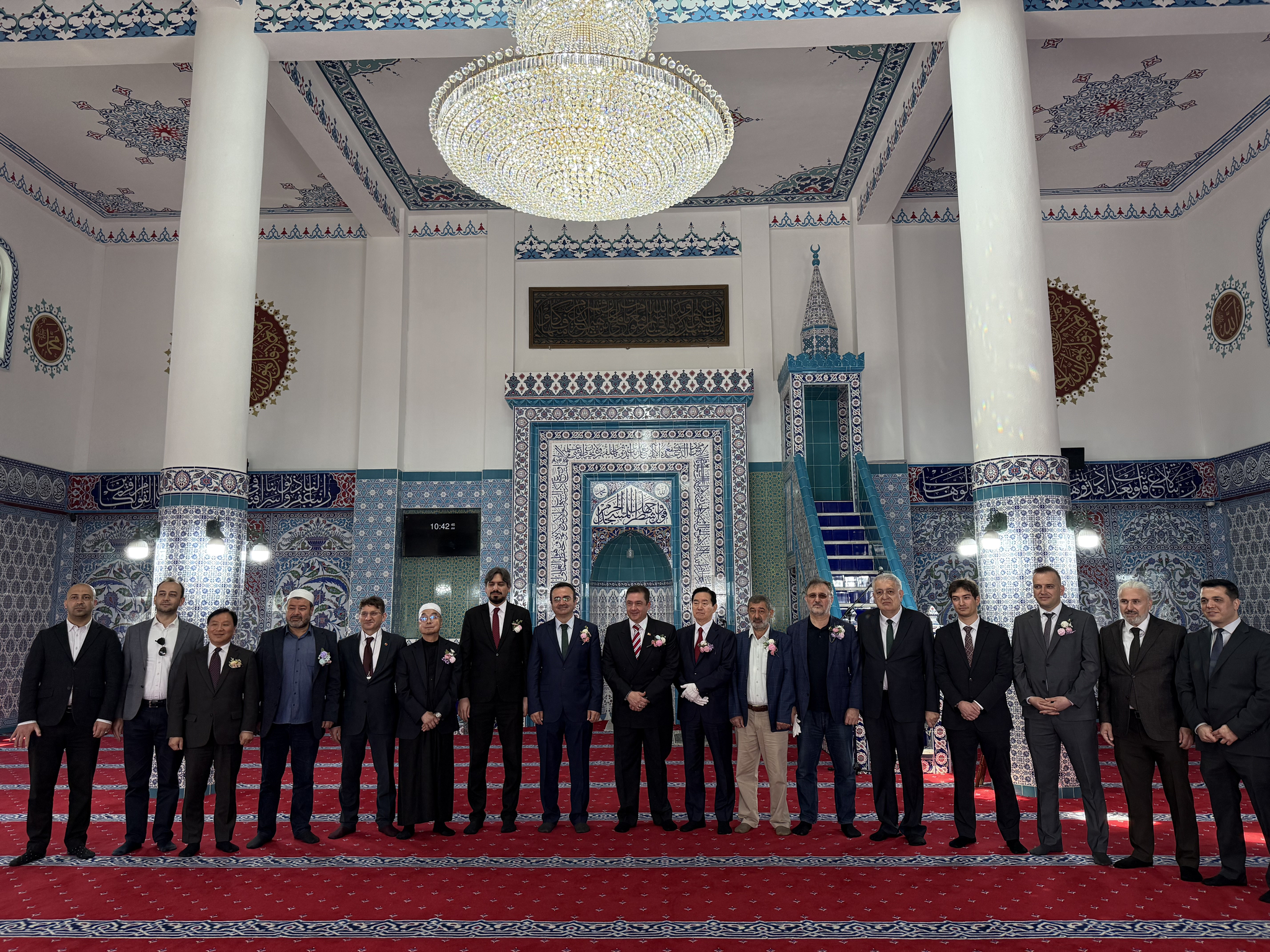 Turkish Ambassador to Korea Murat Tamer, ninth from left, poses for a photograph during a reopening ceremony at the Seoul Central Mosque in Yongsan District in central Seoul on April 25. [LEE SOO-JUNG]