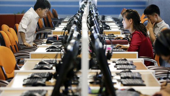 North Korean men and women use computer terminals at the Sci-Tech Complex in Pyongyang on June 16, 2017. [AP/YONHAP]