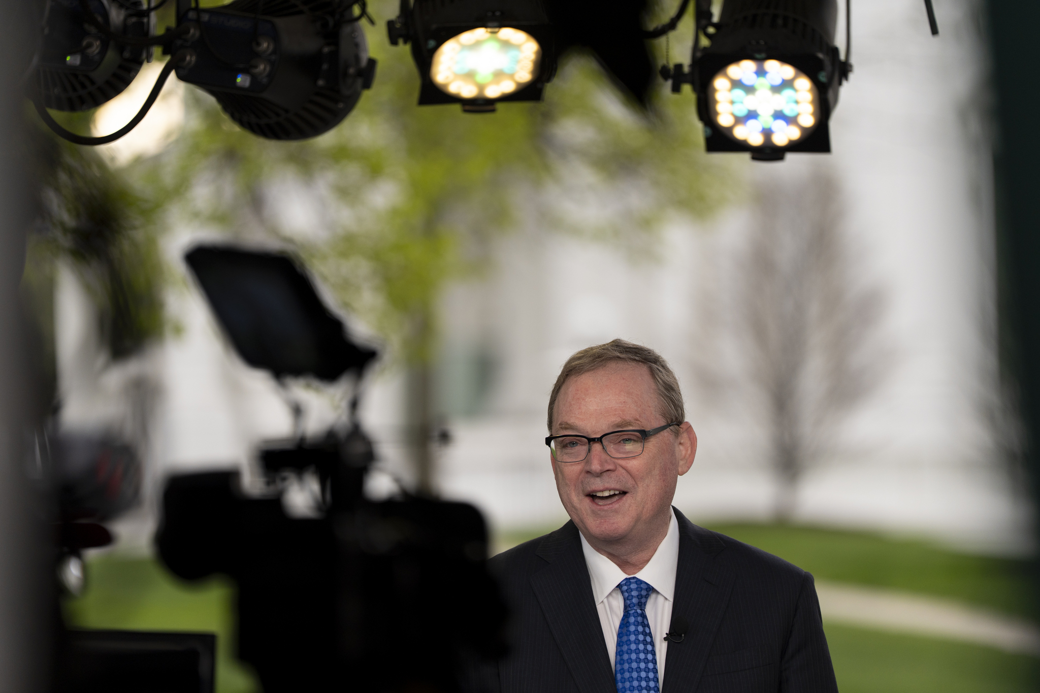 White House economic adviser Kevin Hassett does a television interview at the White House, Monday, April 14, 2025, in Washington. [AP/YONHAP]