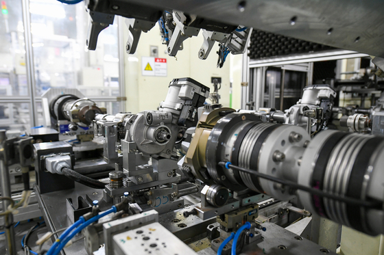 Hyundai Mobis's acoustic AI inspector checks for quality at the auto parts maker's Changwon plant. [HYUNDAI MOBIS] 