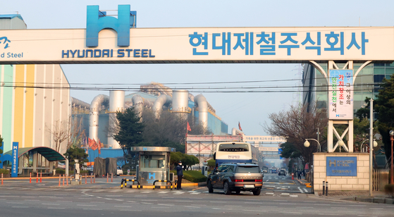 Workers move around the facility in Incheon on April 1 as the full shutdown of the rebar plant at Hyundai Steel’s Incheon Works begins. [YONHAP] 