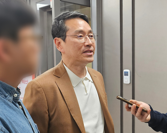 LG Electronics CEO William Cho talks to reporters ahead of his lecture to students at Seoul National University's Gwanak Campus on April 24. [YONHAP] 