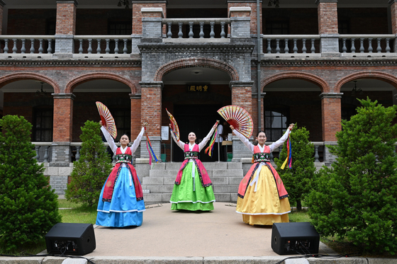 Performers sing Seodo sori, or traditional Korean narrative songs, at Jungmyeongjeon Hall in Jung District, central Seoul, during the 2024 Jeongdong Culture Night. [JUNG DISTRICT OFFICE]