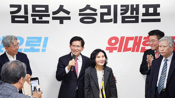 Conservative People Power Party candidate Kim Moon-soo, left, introduces his wife, Seol Nan-young, to the press in Yeouido, western Seoul, on April 17. [YONHAP]