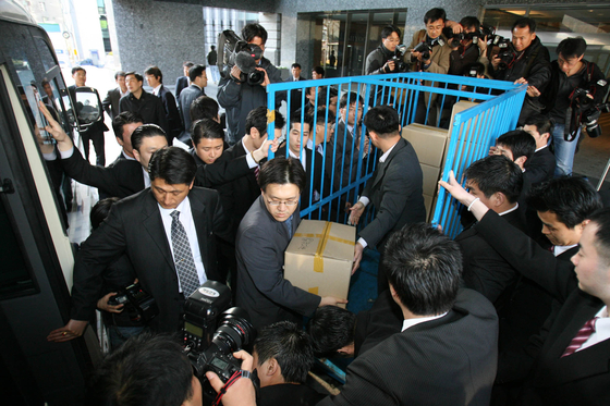 Police raid the Lone Star Korea offices in Yeoksam-dong, Gangnam District, southern Seoul, on Aug. 31, 2022. [YONHAP]
