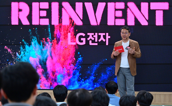 LG Electronics CEO gives a lecture to students at Seoul National University’s Department of Electrical and Computer Engineering at the university's Gwanak Campus in southern Seoul on April 24. [YONHAP]