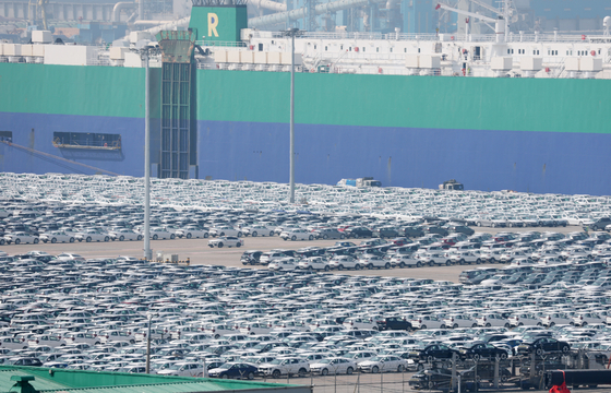 Cars are lined up for export at Pyeongtaek Port in Gyeonggi on April 24. [NEWS1] 