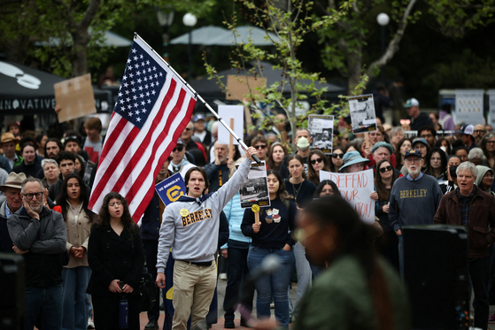 Demonstrators holding a ″Stand Up for Internationals″ rally on the campus of Berkeley University in Berkeley, California on April 17. [REUTERS/YONHAP]