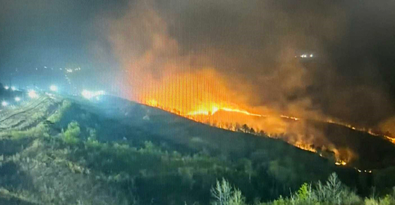A wildfire that broke out in the demilitarized zone (DMZ) in Goseong County, Gangwon, is seen on April 25. [YONHAP]