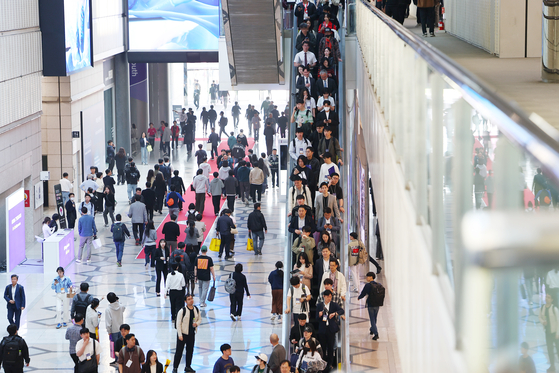 Visitors to Coex in Gangnam District, southern Seoul, are seen evacuating the building after a fire broke out on April 25. [YONHAP] 
