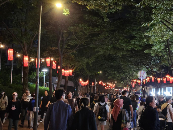 Visitors walk along the stone wall path surrounding Deoksu Palace during the 2024 Jeongdong Culture Night festival. [JUNG DISTRICT OFFICE]