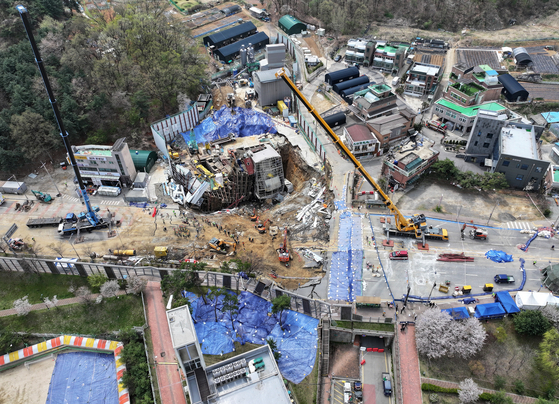 Authorities conduct a search and rescue operation for a missing worker after a tunnel under construction for section 5-2 of the Shinansan Line collapsed, in Gwangmyeong on April 16. [NEWS1]