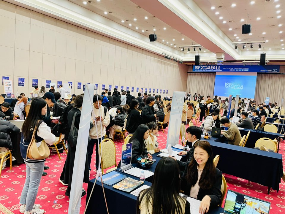 International students line up for interviews and look around the job fair held at Sejong University on Nov. 7, 2024. The university will host the job fair and an additional university entrance fair for international students on May 13. [SEJONG UNIVERSITY]