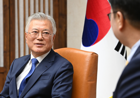 Former President Moon Jae-in speaks to National Assembly Speaker Woo Won-shik during a meeting before a ceremony marking the seventh anniversary of the April 27 Panmunjom Declaration at the National Assembly in Yeouido, western Seoul, on April 25. [JOINTS PRESS CORPS] 