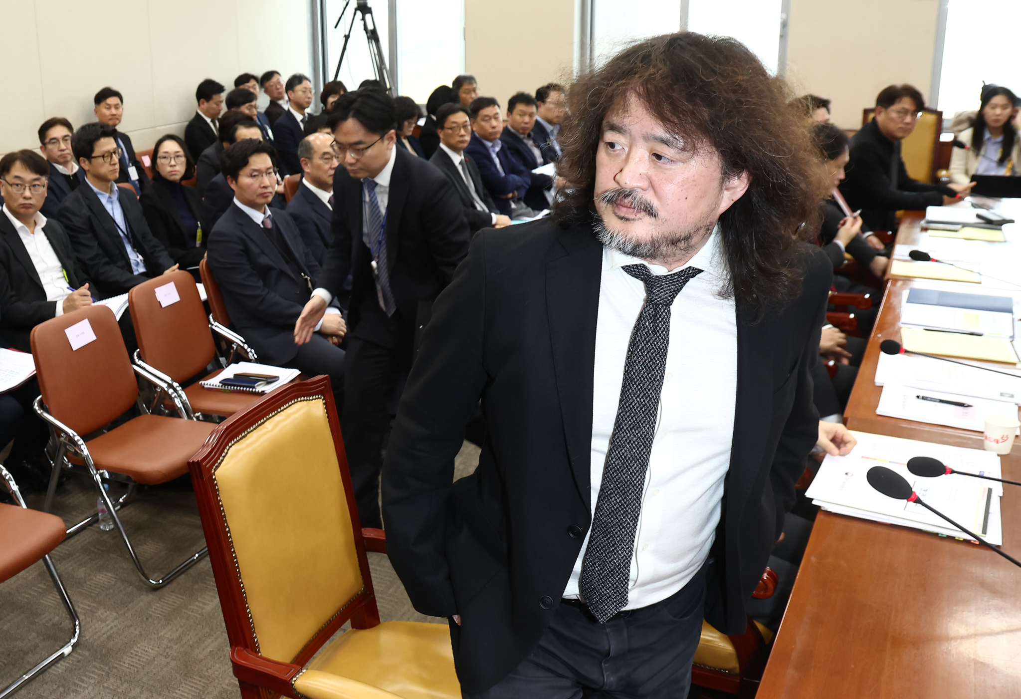 Political broadcaster Kim Eo-jun leaves after testifying at the National Assembly complex in Yeouido, western Seoul, on Friday. [NEWS1]