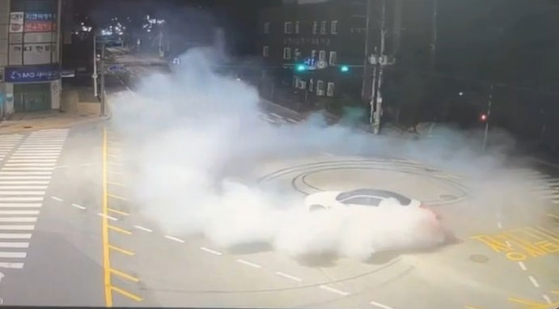 A car does donuts in circles on a street in Wonju, Gangwon, on April 24. [YONHAP]