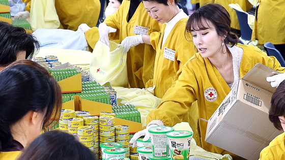 Jin Eun-jung, wife of People Power Party's candidate Han Dong-hoon, right, hands out daily necessities to marginalized elderly people in Jung District, central Seoul, on Nov. 15, 2023 [NEWS1]