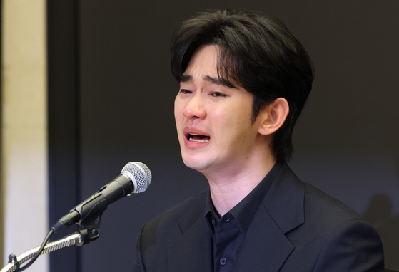 Actor Kim Soo-hyun makes a statement regarding his relationship with late actor Kim Sae-ron during a press conference held on March 31 in western Seoul. [NEWS1]