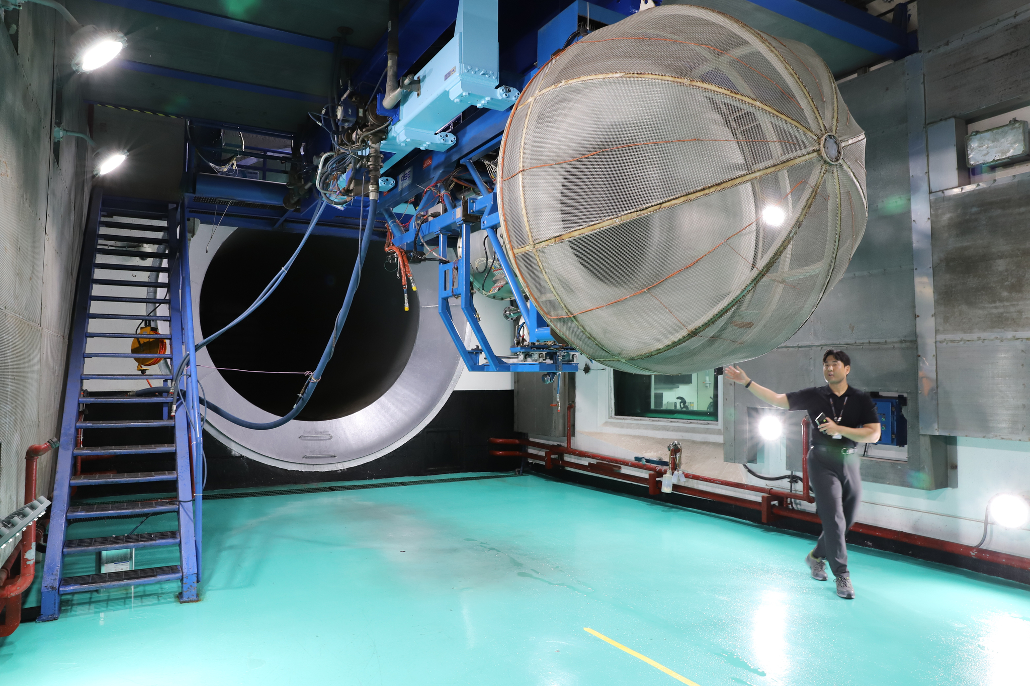 A Hanwha Aerospace employee explains about the company’s engine testing facility at Changwon, South Gyeongsang, during a press tour on April 24. [HANWHA AEROSPACE]