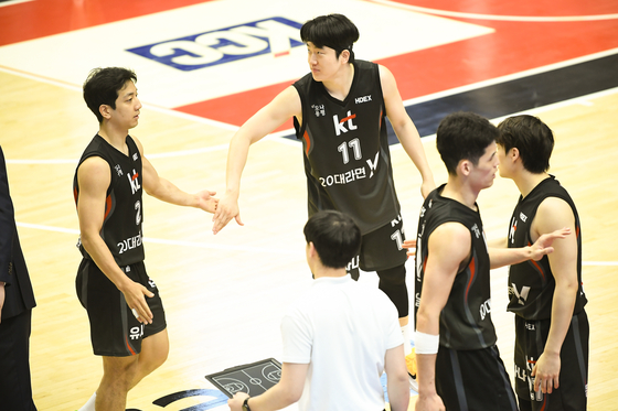 The Suwon KT Sonicboom react during a KBL playoff game against the Seoul SK Knights at Suwon KT Sonicboom Arena in Suwon, Gyeonggi, on April 27. [KBL]