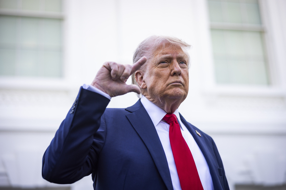 U.S. President Donald Trump speaks briefly to the media after a surprise appearance on the North Lawn, where he said he was inspecting where to put a flag pole, in Washington on April 23. [EPA/YONHAP] 
