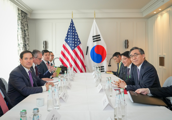 Foreign Minister Cho Tae-yul, front right, poses with U.S. Secretary of State Marco Rubio, front left, ahead of their talks in Munich on Feb. 15. [YONHAP]