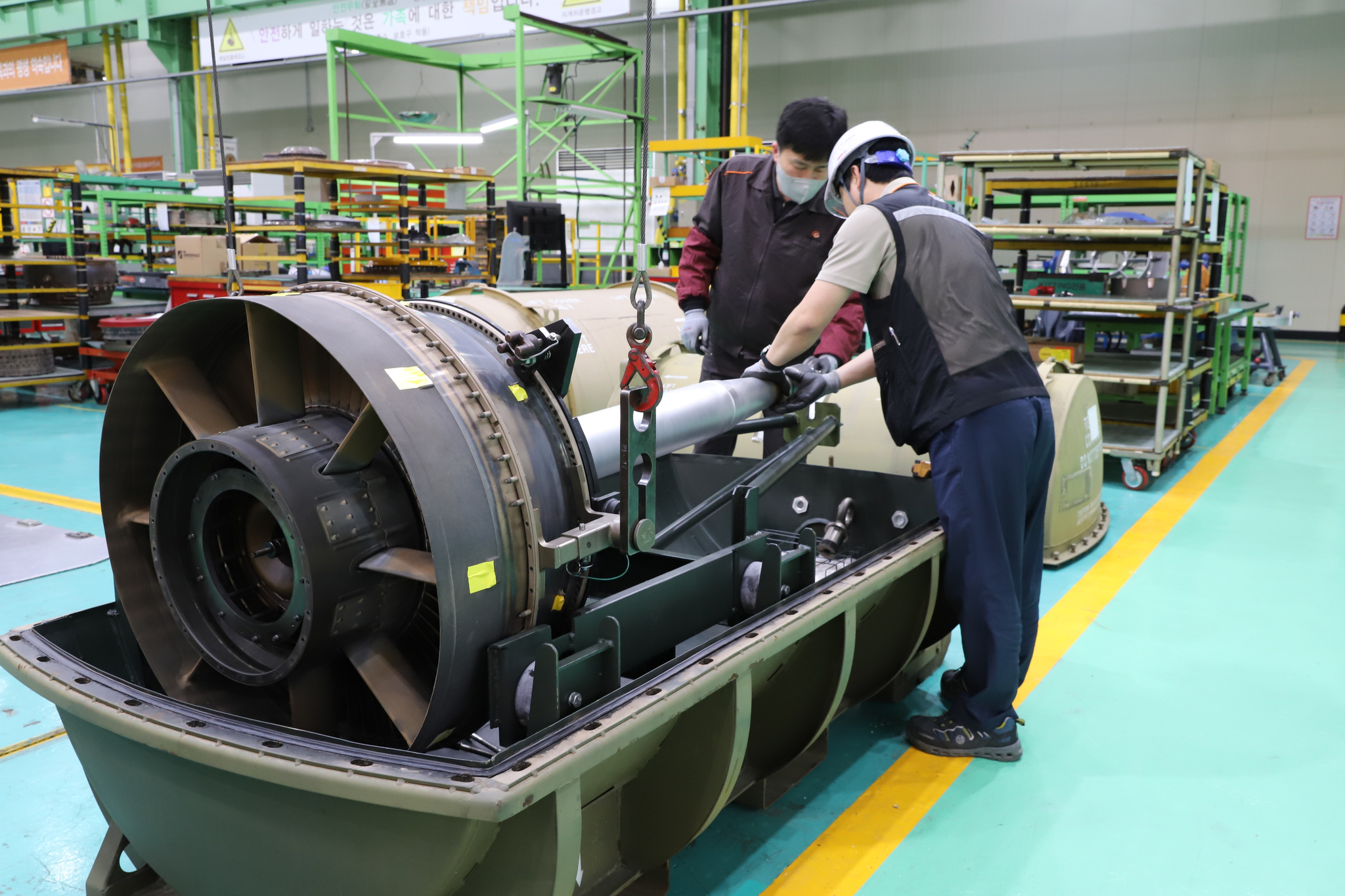 Hanwha Aerospace employees perform maintenance work at the company’s Changwon plant in South Gyeongsang on April 24. [HANWHA AEROSPACE]