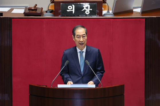 Acting President and Prime Minister Han Duck-soo speaks at the National Assembly in western Seoul on Apri 24. [NEWS1] 