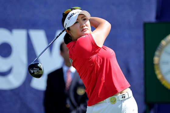 Ryu Hae-ran hits a tee shot on the first hole during the third round of The Chevron Championship in The Woodlands, Texas, on April 26. [REUTERS/YONHAP]