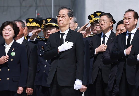 Acting President Han Duck-soo pledges allegiance to the flag during a memorial ceremony for fallen military and police conscripts at Daejeon National Cemetery in Daejeon on April 25. [YONHAP]
