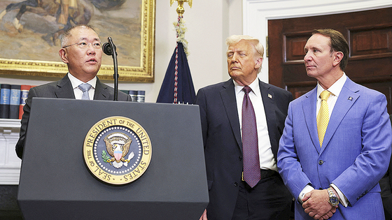 Hyundai Motor Group Executive Chair Euisun Chung announces a $21 billion investment in the United States as U.S. President Donald Trump, second from right, and Louisiana Gov. Jeff Landry, far right, stand in the Roosevelt Room at the White House in Washington on March 24. [AP/YONHAP]