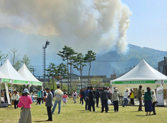 Thick smoke rises around residential areas as a wildfire burns in Inje County, Gangwon, on April 26. [YONHAP]