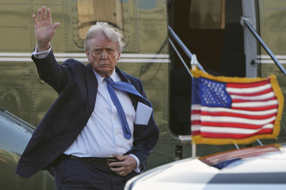 U.S. President Donald Trump arrives at Leesburg Executive Airport on Marine One in Leesburg, Virginia, on April 24. [AP/YONHAP] 