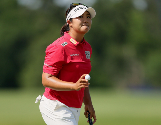 Ryu Hae-ran acknowledges the crowd after a putt on the 18th green during the third round of The Chevron Championship 2025 at The Club at Carlton Woods in The Woodlands, Texas, on April 26. [AFP/YONHAP] 