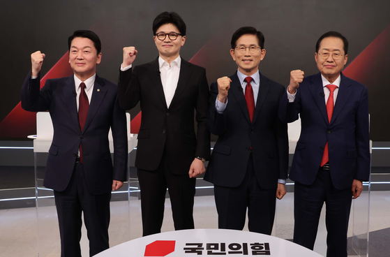 People Power Party presidential primary election candidates pose for photos prior to their debate on April 26 held in central Seoul. From left are: Ahn Cheol-soo, Han Dong-hoon, Kim Moon-soo and Hong Joon-pyo. [JOINT PRESS CORPS]