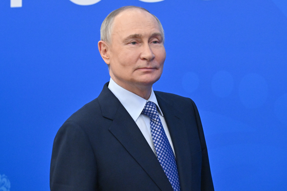 Russia's President Vladimir Putin meets with the heads of municipal entities as part of Small Homeland - Strength of Russia, the 2nd All-Russian Municipal Forum, at the Russia National Centre on April 21 in Moscow, Russia. [REUTERS/YONHAP]