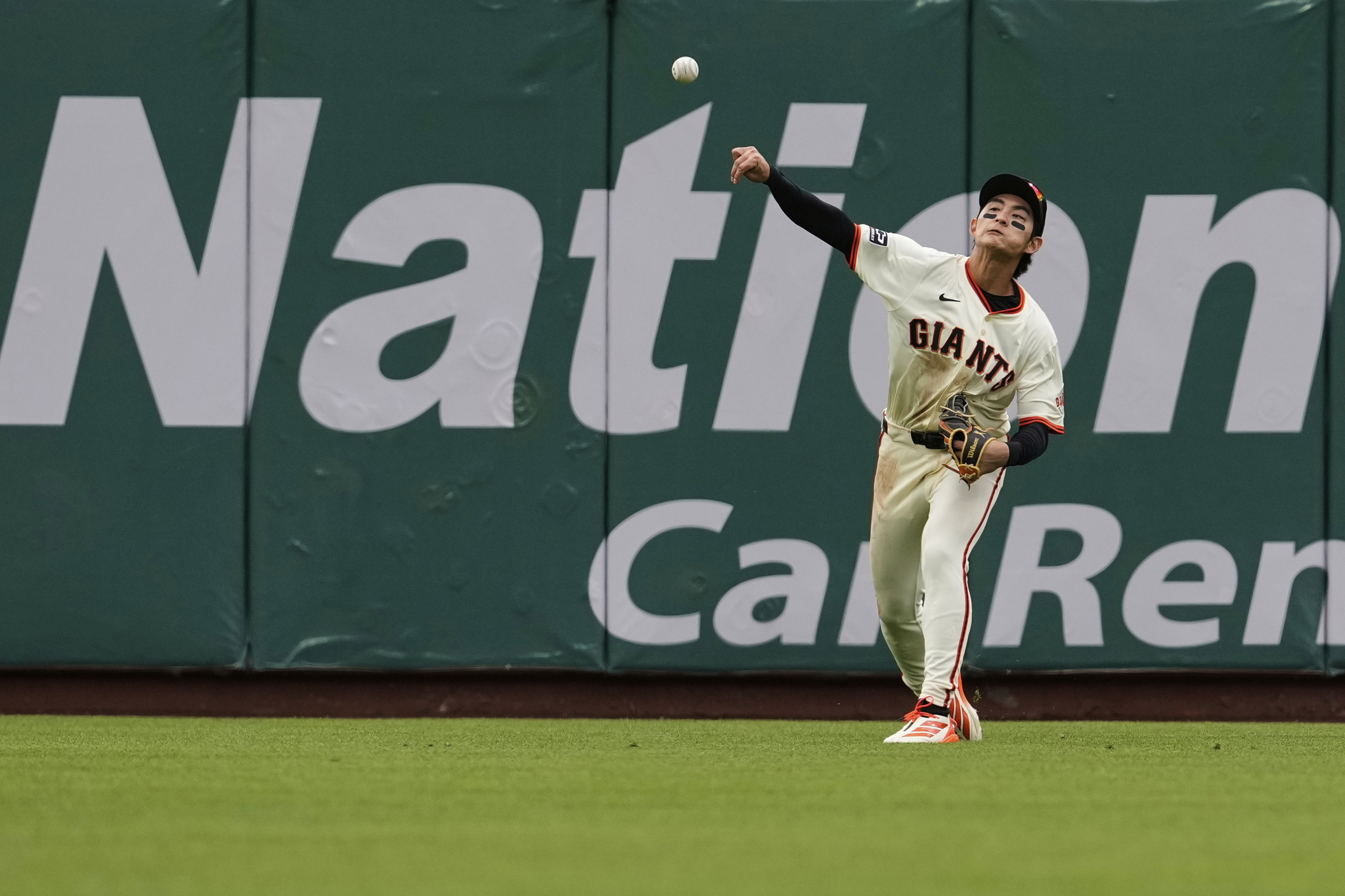 San Francisco Giants outfielder Lee Jung-hoo throws to second for an out on Texas Rangers' Jonah Heim during the fourth inning of an MLB game in San Francisco on April 27. [AP/YONHAP] 