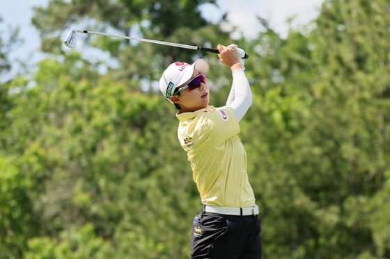 Kim Hyo-joo plays her shot from the 17th tee during the final round of the Chevron Championship 2025 at The Club at Carlton Woods in The Woodlands, Texas on April 27. [AFP/YONHAP]