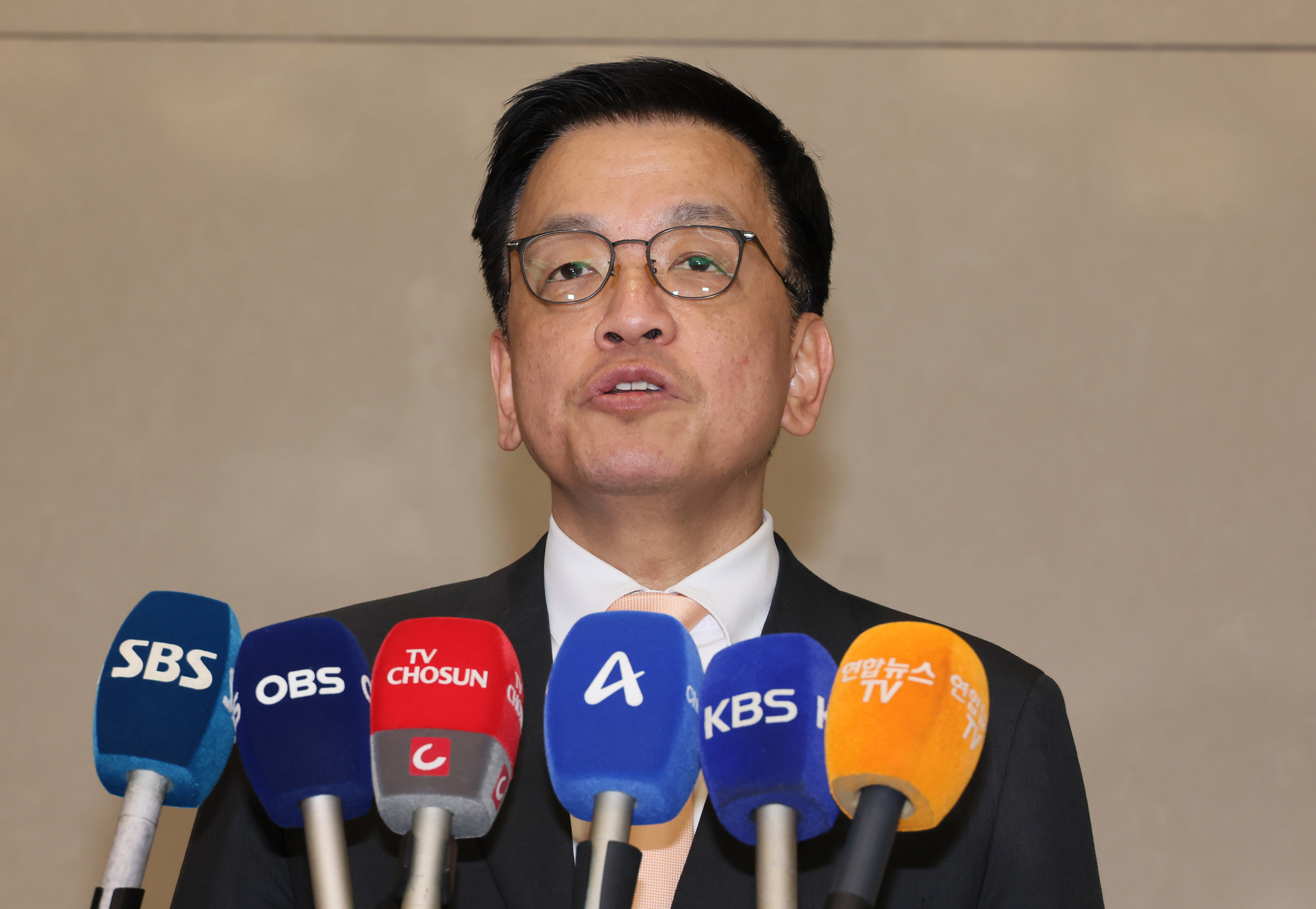 Finance Minister Choi Sang-mok speaks to reporters at Incheon International Airport on April 27. [YONHAP] 