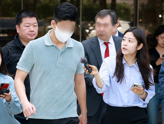 Lee, the son of People Power Party lawmaker Lee Chul-gyu who faces drug charges, leaves the Seoul Central District Court in Seocho District, southern Seoul, on April 23 after attending a pretrial detention hearing. [NEWS1]