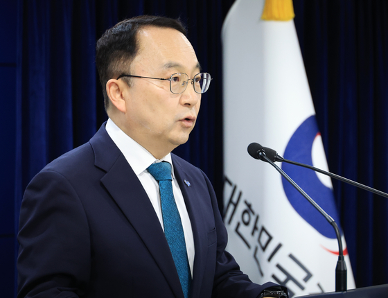 Koo Byung-sam, spokesperson for the Ministry of Unification, speaks at a regular press briefing at the government complex in Seoul on April 28. [YONHAP]