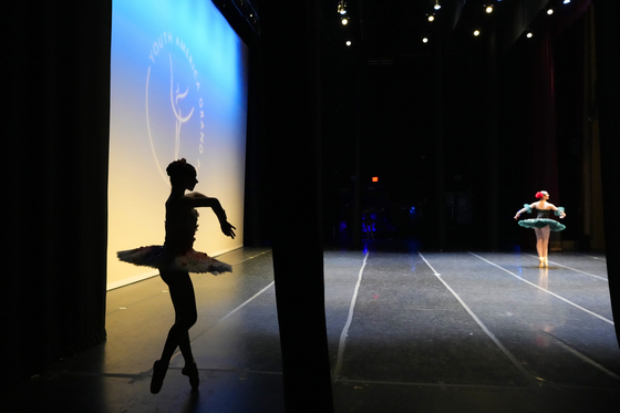 A ballerina practices backstage before her turn in the senior classical competition for ages 16-17 at the Youth America Grand Prix on Jan. 18. [AP/YONHAP]