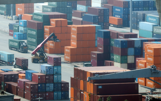 Cargos are piled up at the Pyeongtaek Port in Gyeonggi on April 24. [NEWS1]