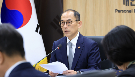 Personal Information Protection Commission Chair Ko Hak-soo speaks at a meeting held at Government Complex Seoul in Jongno District, central Seoul, on April 9, 2025. [YONHAP] 