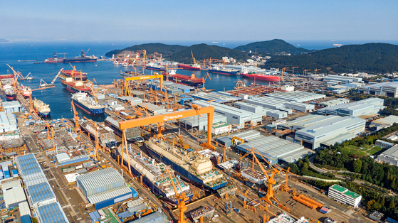 Four LNG carriers are built simultaneously at Dock 1 of Hanwha Ocean’s Geoje shipyard. [MINISTRY OF TRADE, INDUSTRY AND ENERGY]