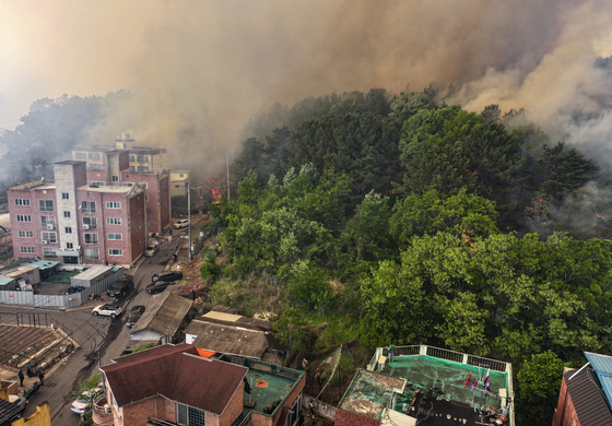 Smoke from a wildfire that broke out on Hamji Mountain in Daegu is seen on April 28 [YONHAP] 