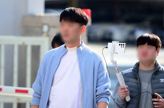 A ″drunk driving hunter″ YouTuber surnamed Choi enters the warrant review court at the Gwangju District Court for a pretrial detention hearing on Nov. 13, 2024. [NEWS1] 