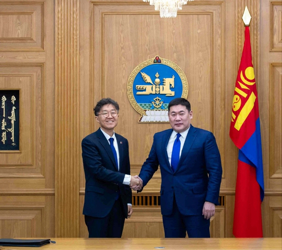 Korean Ambassador to Mongolia Choi Jin-won, left, shakes hands with Mongolian Prime Minister Oyun-Erdene Luvsannamsrai this year. [EMBASSY OF REPUBLIC OF KOREA IN MONGOLIA]