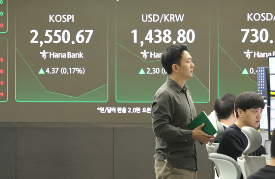 A screen in Hana Bank's trading room in central Seoul shows the Kospi opening on Monday. [YONHAP] 