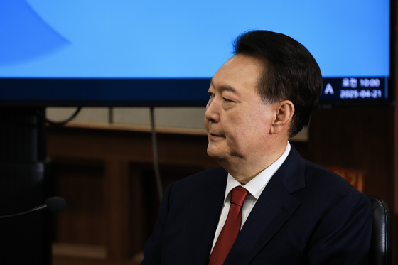 Former president Yoon Suk Yeol at the Seoul Central District Court on April 21 in southern Seoul [JOINT PRESS CORPS]